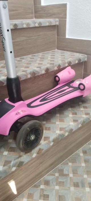 Patinete infantil 3 ruedas rosa con música y luces