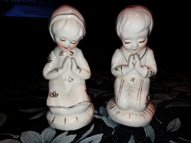 Lote 2 figuras comunión rezando