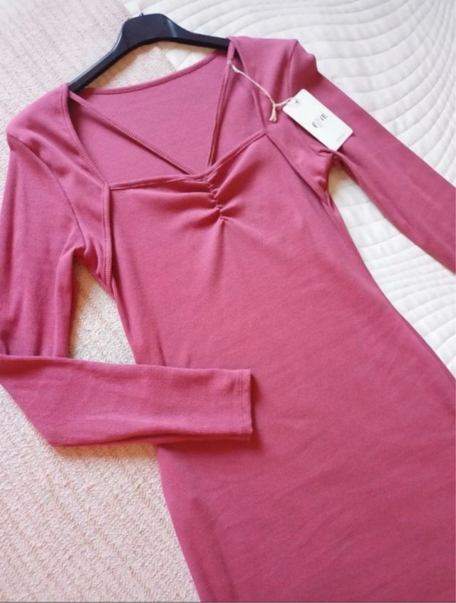 Vestido rosa manga larga.