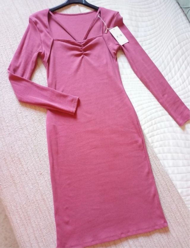 Vestido rosa manga larga.