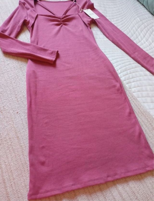 Vestido rosa manga larga.