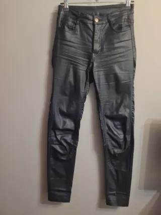 Pantalón efecto piel Calzedonia