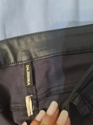 Pantalón efecto piel Calzedonia