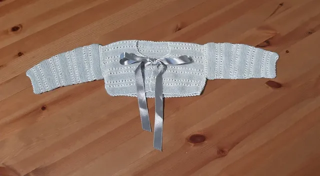 Chaqueta de bebé tejida con lazo