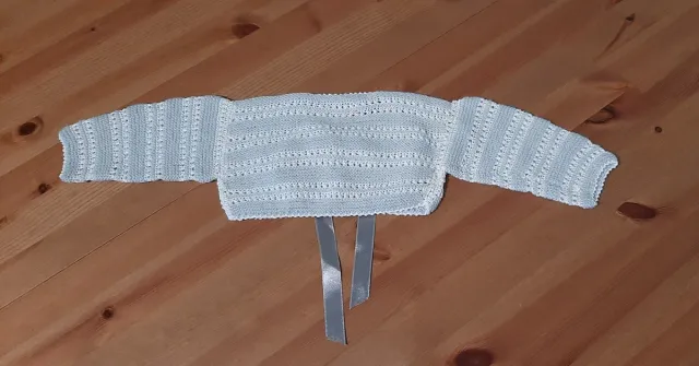Chaqueta de bebé tejida con lazo