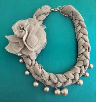 Collana artigianale con fiore e perle