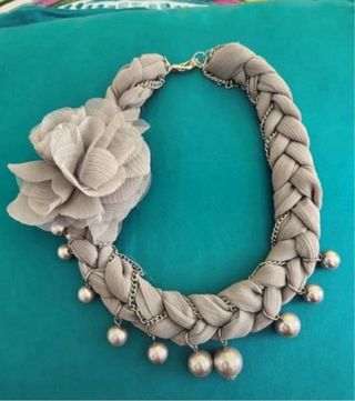 Collana artigianale con fiore e perle