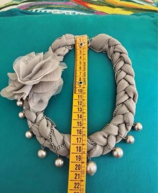 Collana artigianale con fiore e perle