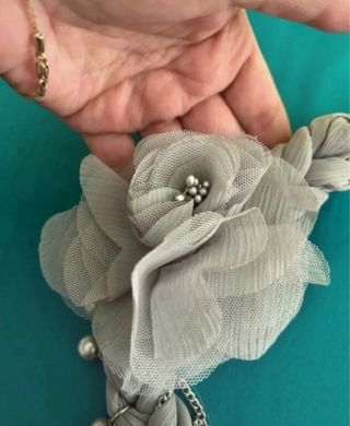 Collana artigianale con fiore e perle