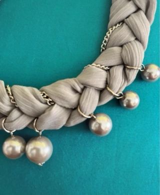 Collana artigianale con fiore e perle