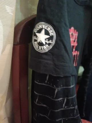 Camiseta Converse Negra con Estampado Rojo vintage