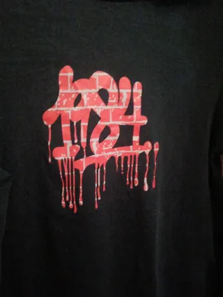 Camiseta Converse Negra con Estampado Rojo vintage