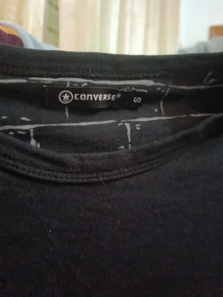Camiseta Converse Negra con Estampado Rojo vintage