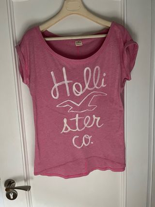 Camiseta rosa Hollister con logo
