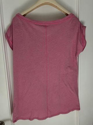 Camiseta rosa Hollister con logo