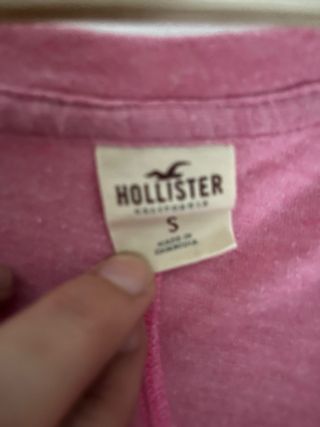 Camiseta rosa Hollister con logo