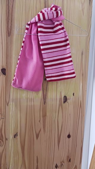 Bufanda de punto rosa y roja