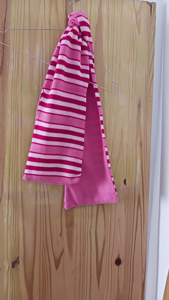 Bufanda de punto rosa y roja