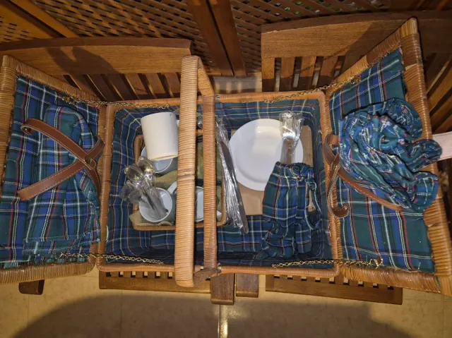 Cesta de picnic de mimbre y madera