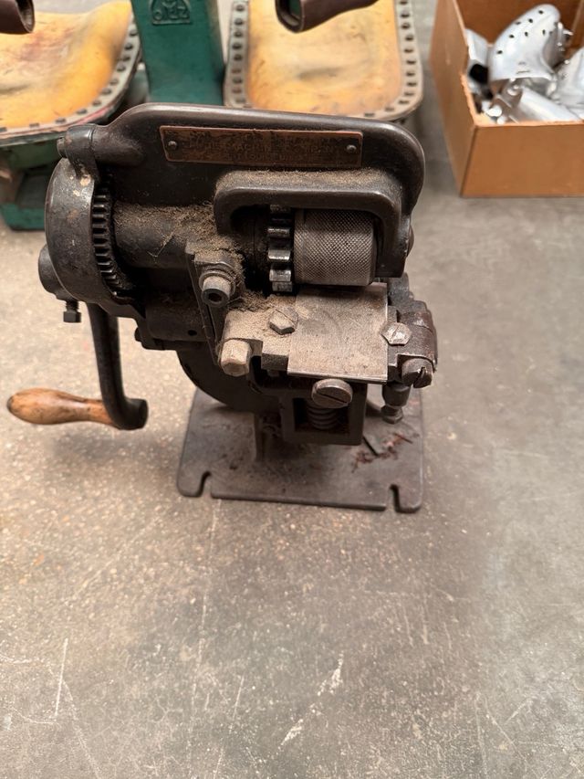 Máquina para rebajar cuero manual