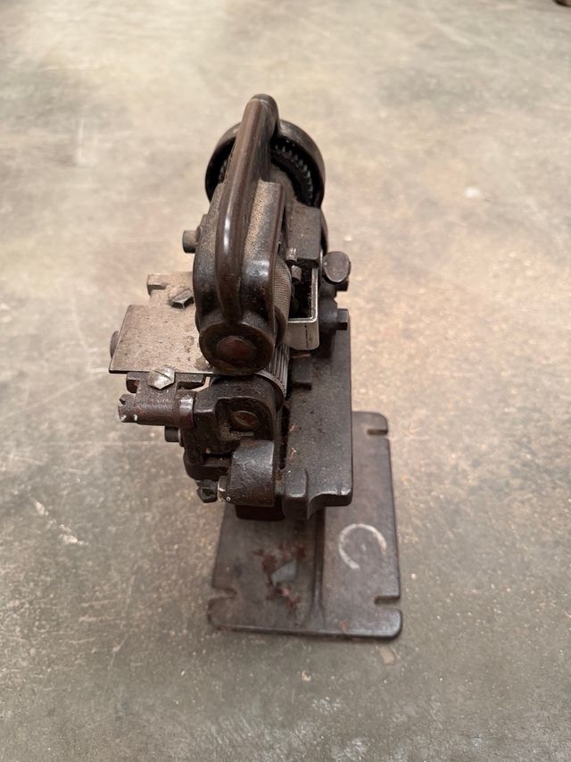 Máquina para rebajar cuero manual