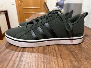 Zapatillas Adidas verdes y blancas