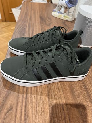 Zapatillas Adidas verdes y blancas