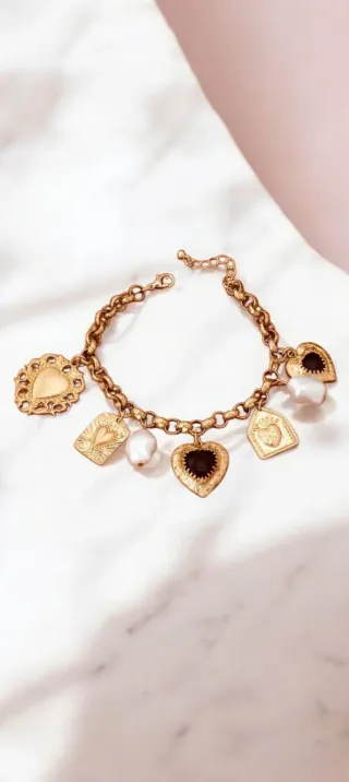 Bracciale con ciondoli a cuore e perle