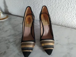 Zapatos de tacón Zara negros y dorados
