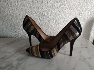 Zapatos de tacón Zara negros y dorados