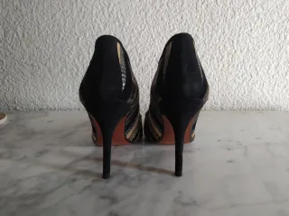 Zapatos de tacón Zara negros y dorados