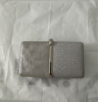 Bolso de fiesta plateado con pedrería