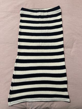 Falda de rayas blanca y negra