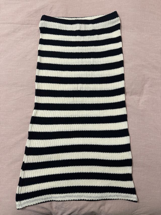 Falda de rayas blanca y negra