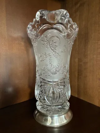 Jarra cristal tallado base plata dragones