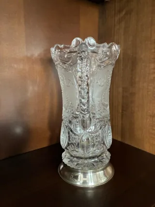 Jarra cristal tallado base plata dragones