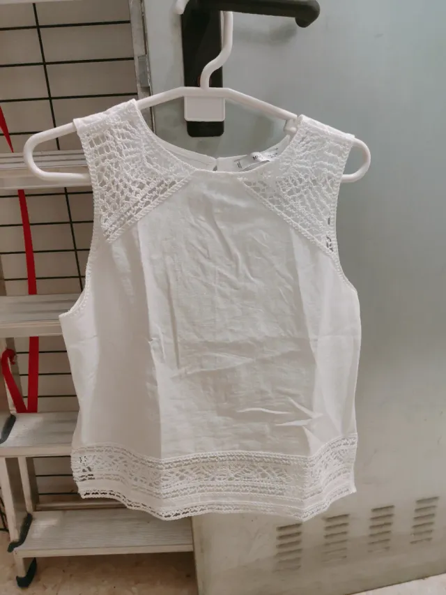Top lino blanco con encaje