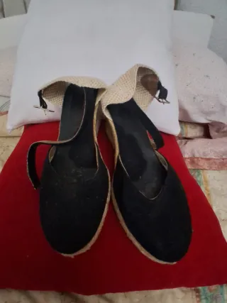 Alpargatas negras con pulsera beige