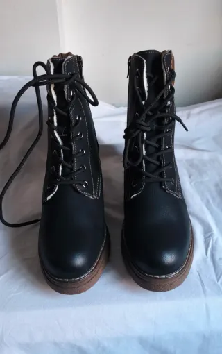 Botines negros con cordones y cremallera