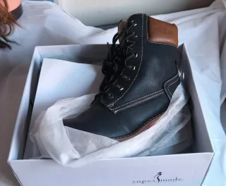 Botines negros con cordones y cremallera