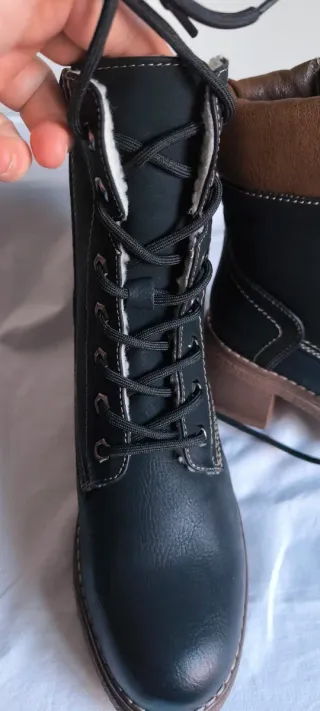 Botines negros con cordones y cremallera