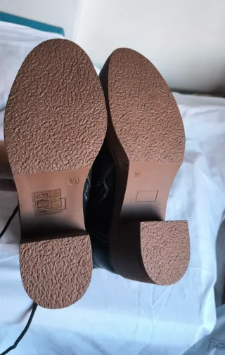 Botines negros con cordones y cremallera