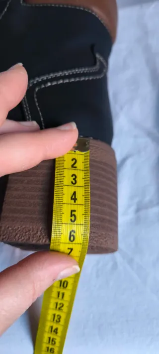 Botines negros con cordones y cremallera