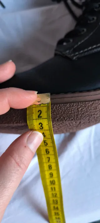 Botines negros con cordones y cremallera