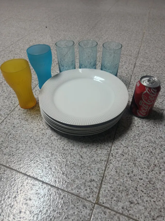 Platos de menú degustación y vasos coca edicionlim