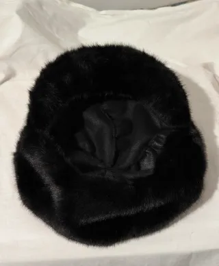 Gorro negro de pelo sintético