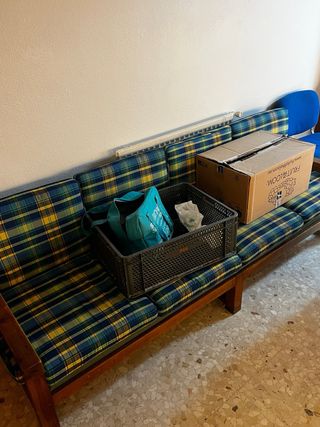 Sofá de madera y tela a cuadros