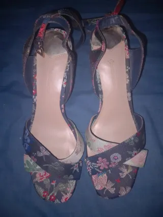 Sandalias de tacón floral multicolor