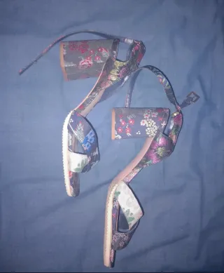 Sandalias de tacón floral multicolor