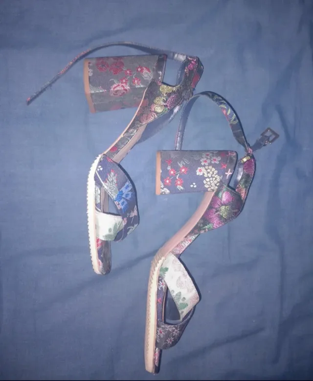 Sandalias de tacón floral multicolor